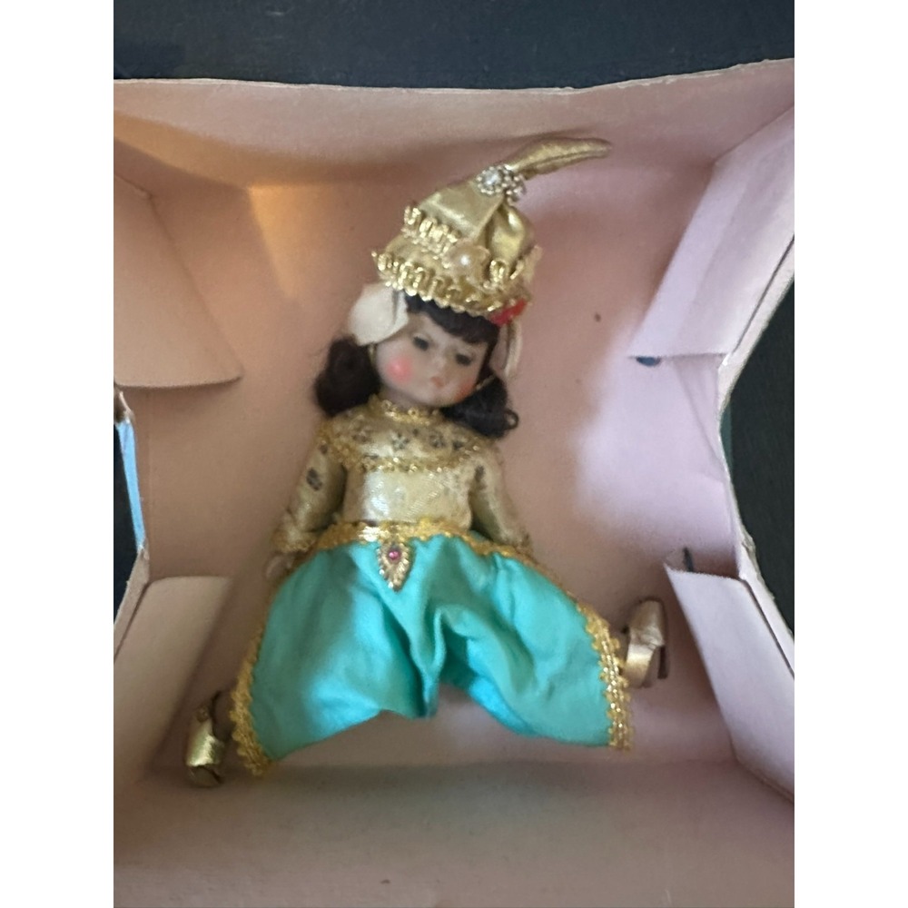 Madame Alexander Doll Thailand International Fashion Doll 1330 1310 Original Box